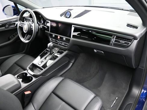 Certified 2025 Porsche Macan AWD/4WD image 32