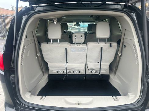 Used 2018 Chrysler Pacifica Touring-L Plus FWD image 6