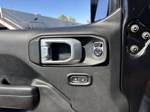 Used 2018 Jeep Wrangler Unlimited Sport S AWD/4WD image 19