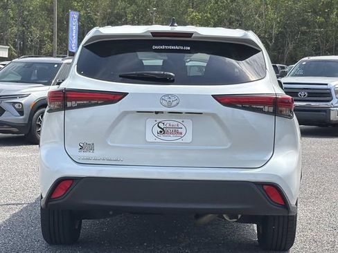 Used 2022 Toyota Highlander L FWD image 11
