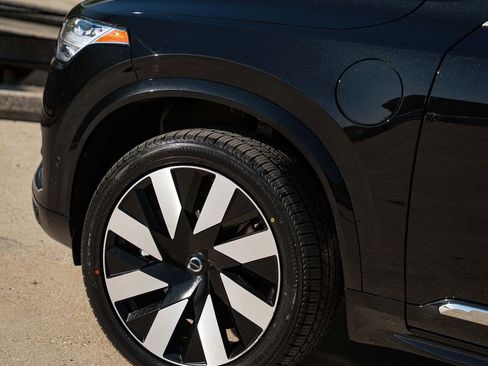 Certified 2024 Volvo XC90 T8 Plus AWD/4WD image 3