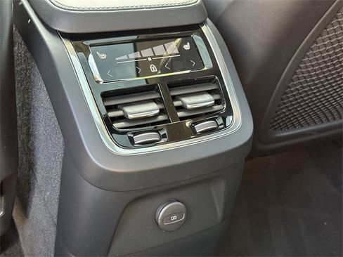 Used 2023 Volvo XC90 T8 Ultimate w/ Lounge Package image 21