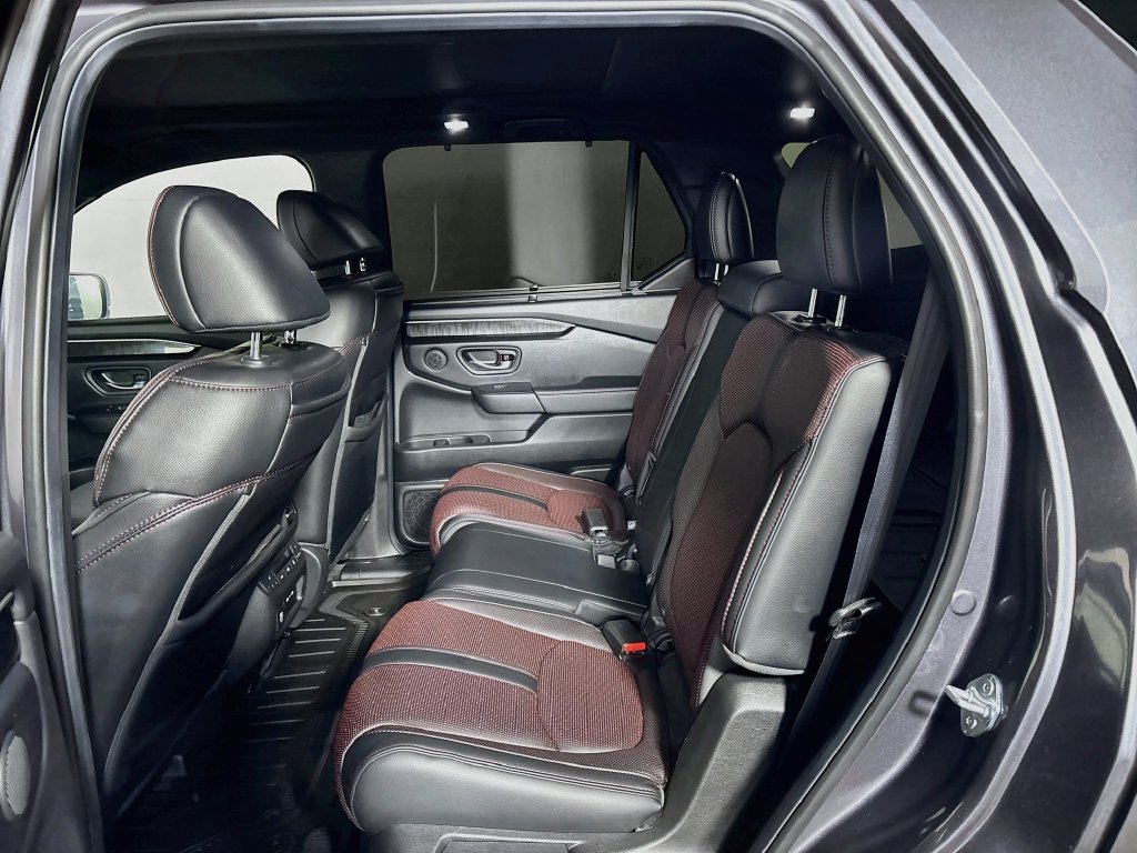 Used 2025 Honda Pilot Black Edition image 21
