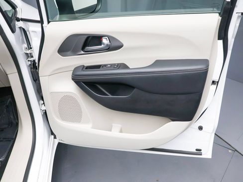 Used 2023 Chrysler Pacifica Touring-L FWD image 35