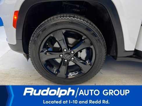 Used 2024 Jeep Grand Cherokee Limited w/ Black Appearance Package image 26