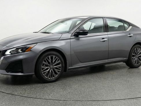 Used 2025 Nissan Altima 2.5 SV image 3