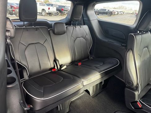 New 2026 Chrysler Pacifica Limited FWD image 17