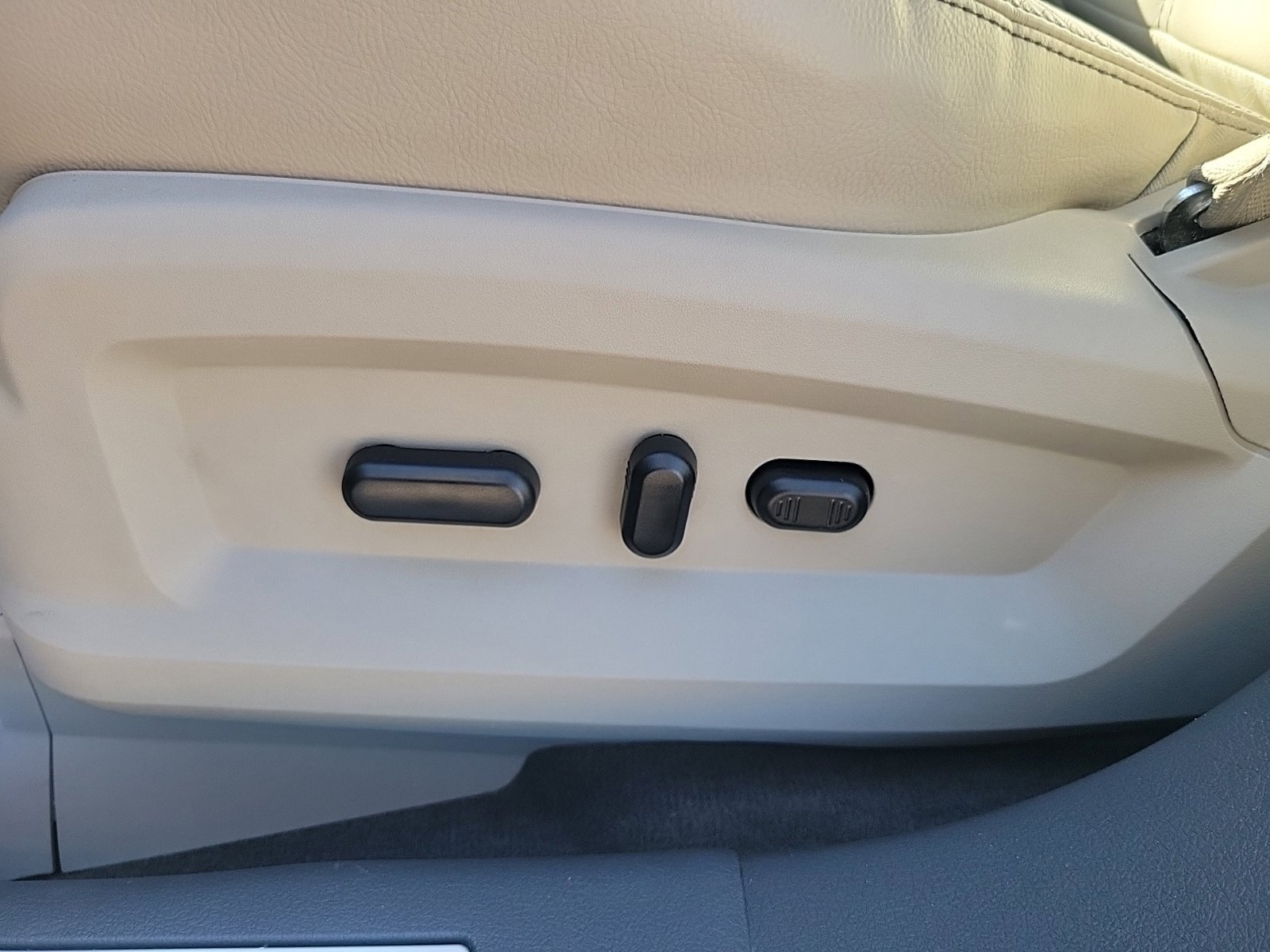 Used 2013 Ford Edge Limited FWD image 19