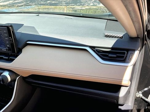 Used 2021 Toyota RAV4 LE image 23