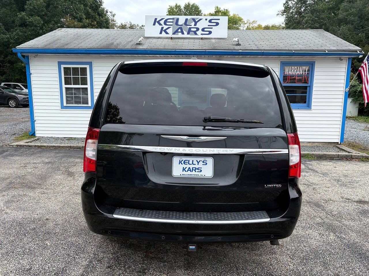 Used 2014 Chrysler Town & Country Touring-L w/ Driver Convenience Group FWD image 5