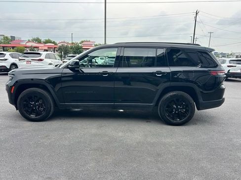 Used 2025 Jeep Grand Cherokee L Laredo RWD image 4