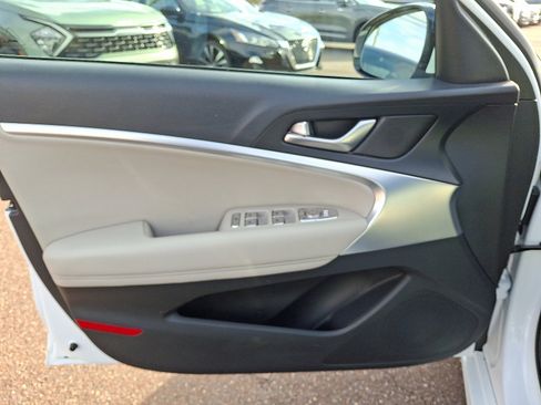 Used 2023 Genesis G70 2.0T image 12