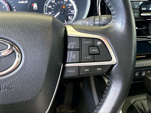 Used 2024 Toyota Highlander XSE FWD image 25
