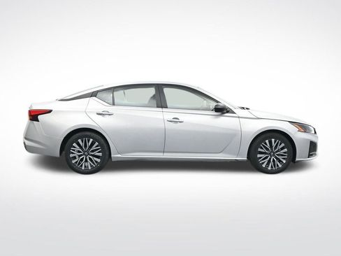 Used 2024 Nissan Altima 2.5 SV image 4