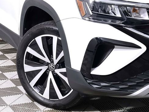 Used 2024 Volkswagen Taos SE image 10