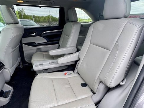 Used 2019 Toyota Highlander Limited w/ Carpet Mat Package (TMS) AWD/4WD image 12
