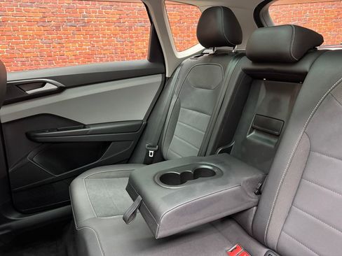 Used 2023 Volkswagen Taos SE w/ Panoramic Sunroof Package AWD/4WD image 11