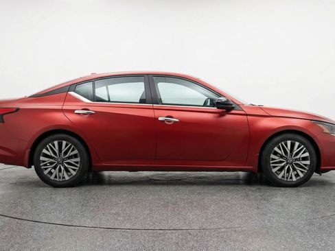 Used 2025 Nissan Altima 2.5 SV FWD image 11