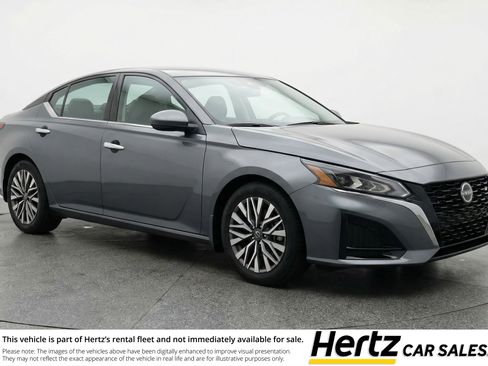 Used 2025 Nissan Altima 2.5 SV image 1