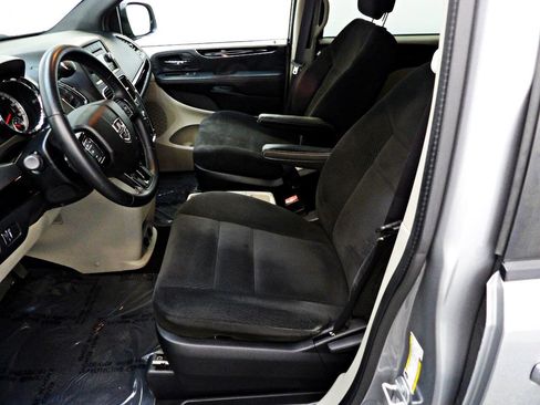 Used 2016 Dodge Grand Caravan SE FWD image 8
