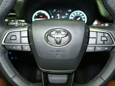 Used 2024 Toyota Sienna Limited image 36