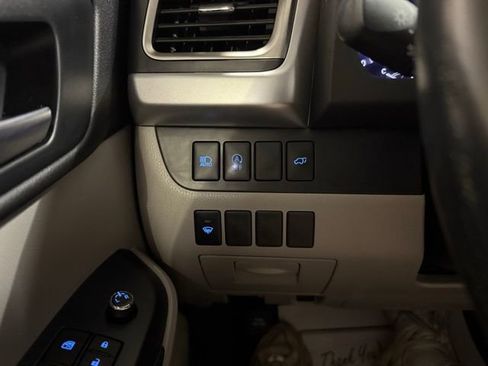 Used 2019 Toyota Highlander SE image 17