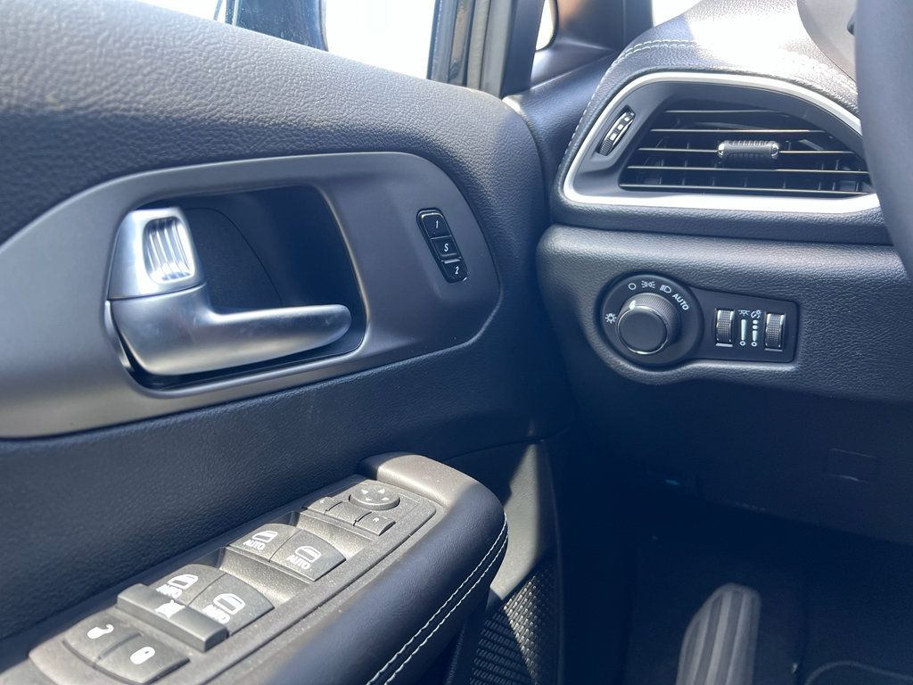 New 2027 Chrysler Pacifica Select w/ Family Tech Group FWD image 22
