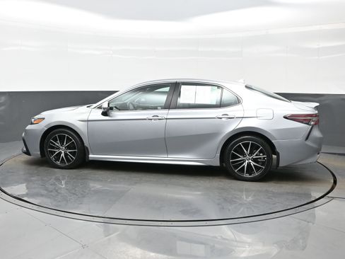 Used 2024 Toyota Camry SE image 3