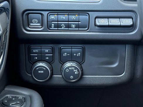 Used 2023 Chevrolet Suburban Premier AWD/4WD image 41