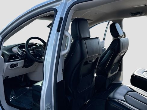 Used 2024 Chrysler Pacifica Touring-L image 6