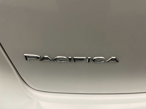Used 2025 Chrysler Pacifica Select w/ Uconnect Theater Family Group AWD/4WD image 23