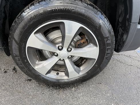 Used 2019 Jeep Cherokee Limited AWD/4WD image 38