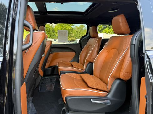 Used 2025 Chrysler Pacifica Pinnacle FWD image 27