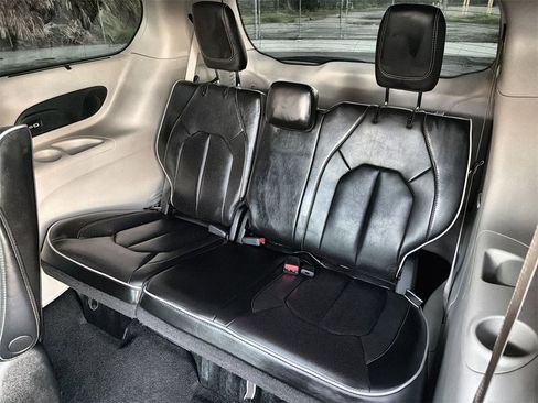 Used 2023 Chrysler Pacifica Limited w/ Uconnect Theater Family Group image 26