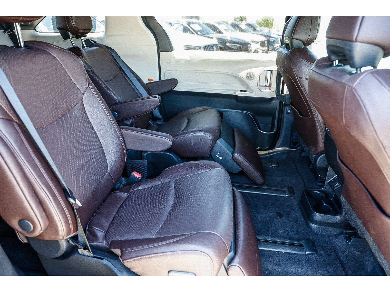 Used 2024 Toyota Sienna Platinum FWD image 19