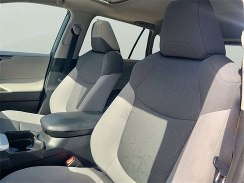 Used 2021 Toyota RAV4 XLE w/ Convenience Package image 25