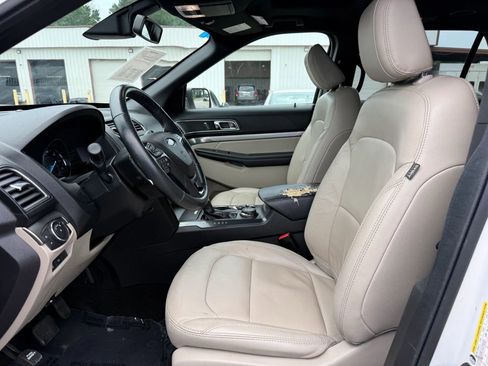 Used 2018 Ford Explorer XLT w/ Equipment Group 202A AWD/4WD image 2