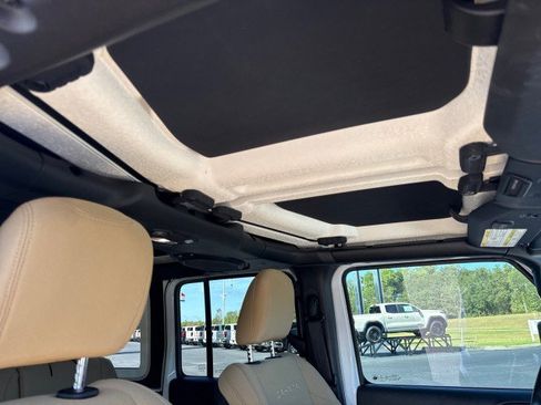Used 2018 Jeep Wrangler Unlimited Sahara AWD/4WD image 12