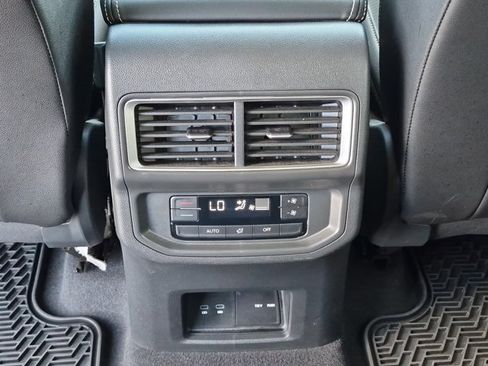 Used 2024 Volkswagen Atlas SE FWD image 16