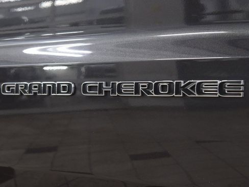 Used 2017 Jeep Grand Cherokee Limited image 16