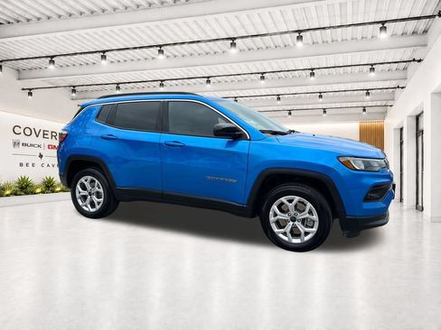 Used 2025 Jeep Compass Latitude w/ Convenience Group AWD/4WD image 14