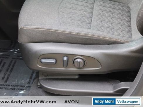 Used 2024 Chevrolet Equinox LT FWD image 19