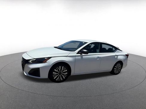 Used 2025 Nissan Altima 2.5 SV FWD image 8