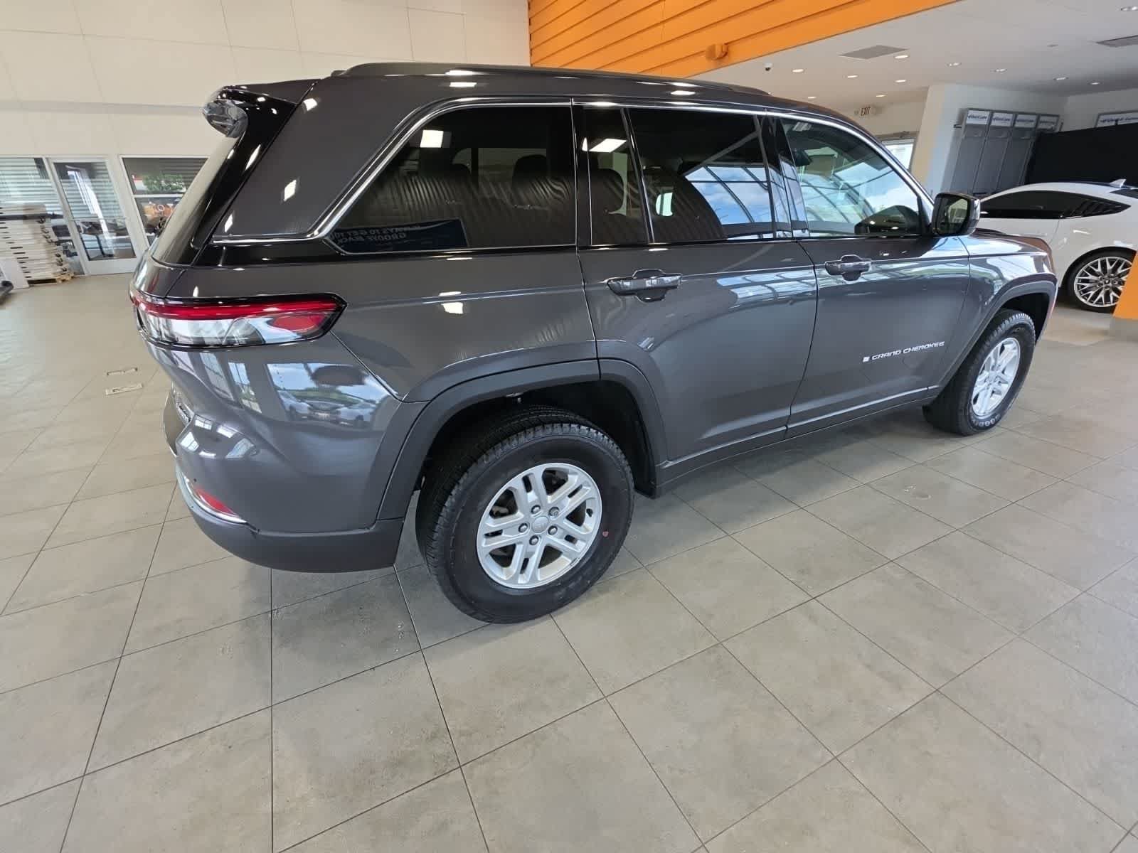 Used 2023 Jeep Grand Cherokee Laredo w/ Luxury Tech Group I AWD/4WD image 9