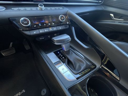 Used 2023 Hyundai Elantra Limited w/ Preferred Accessory Package image 15