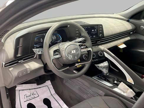Certified 2026 Hyundai Elantra SE FWD image 18
