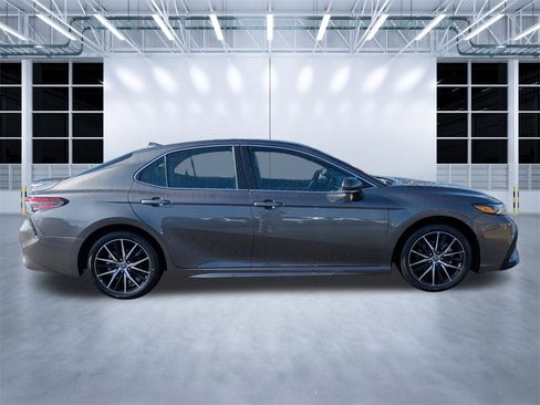 Used 2023 Toyota Camry SE image 3