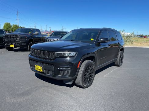 Used 2022 Jeep Grand Cherokee L Limited w/ Black Appearance Package AWD/4WD image 7