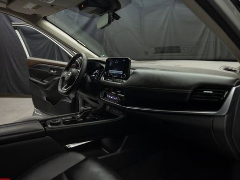 Used 2023 Nissan Rogue SL w/ SL Premium Package image 9