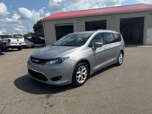Used 2018 Chrysler Pacifica Touring-L w/ Advanced Safetytec Group FWD image 7
